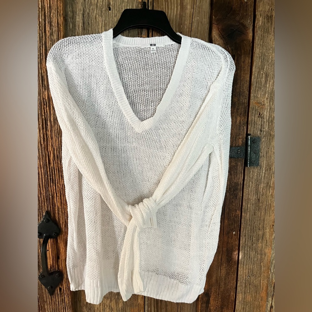 Uniqlo White light weight v-neck sweater- medium